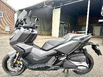 skadebil motor Honda  ADV 350A 29pk Matgrijs - keyless - handvat verwarming - abs - slechts 5284km gelopen - lichte krassen 2022/10