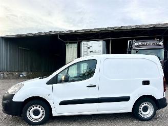 krockskadad bil bedrijf Peugeot Partner 120 1.6 BlueHDi 75pk euro.6 Premium - 136dkm nap - 3 pers - 2018/7