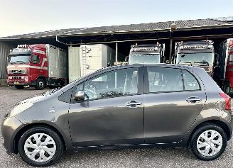 Schadeauto Toyota Yaris 1.3 VVT-I 87pk Sol MMT Automaat Follow me 5drs - navi - airco - bleutooth - 80dkm - elektr ramen v + spiegels 2008/10