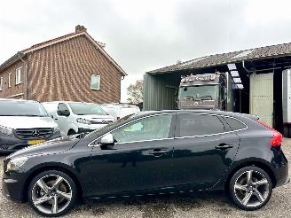 Schadeauto Volvo V-40 2.0 D4 230pk 6-bak R-Design - xenon - getuned - leer - navi - stoelverw - lmv - memory pakket 2014/9