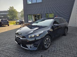 Vaurioauto  passenger cars Kia Ceed PLUG-IN  HYBRIDE / AUTOMAAT / 34 DKM 2023/7
