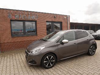 skadebil auto Peugeot 208 TECH EDITION AUTOMAAT. 2019/1