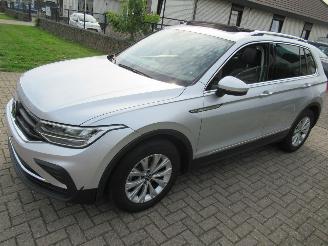 Unfallwagen Volkswagen Tiguan 1.5TSI 150pk DSG Aut. Climatronic Leer Navi Camera Pano/Schuifdak Stoel/Stuur Verwarming  Elec.Achterklep 2022/9