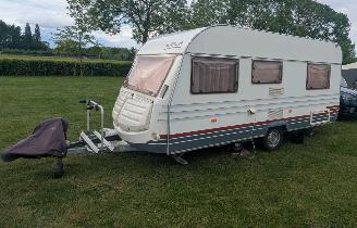 krockskadad bil caravan Home Car  GERESERVEERD    466 H + Voortent Frans bed Rondzit 2001/4