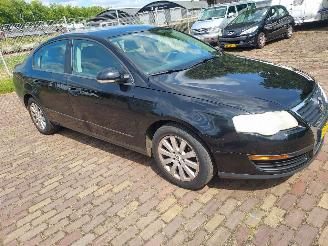 Voiture accidenté Volkswagen Passat 1.6 FSI Trendline Sedan 6 bak 2005/6