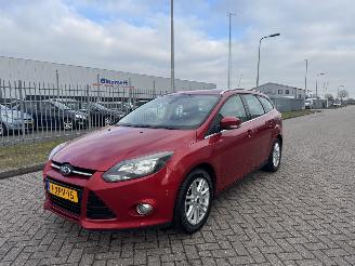 Coche accidentado Ford Focus 74kw Navi - Clima 2014/10