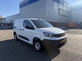 krockskadad bil bedrijf Peugeot Partner 1.5 HDI 73kw Airco - Navi - Euro6 2022/2