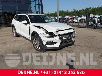 Vrakbiler auto Volvo V-60 V60 Cross Country II (ZZ), Combi, 2018 2.0 B5 16V Mild Hybrid Geartronic AWD 2024/6