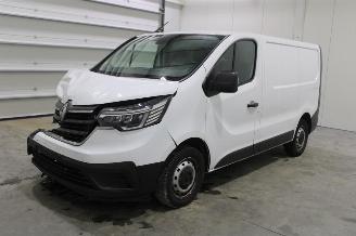 damaged passenger cars Renault Trafic  2022/8