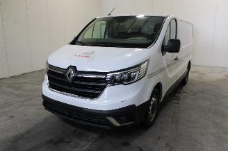 damaged passenger cars Renault Trafic  2022/6
