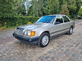 damaged passenger cars Mercedes E-klasse 250d Aut. W124 Schuifdak 1989/6