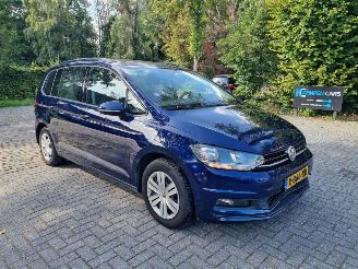 damaged passenger cars Volkswagen Touran 1.5 TSI 7 Pers Pano 2019/1