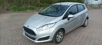 damaged passenger cars Ford Fiesta 1.5-TDCI airco Stoelverwarming leren stuurwiel led verlichting elektrische inklapbare buitenspiegels met verwarming Centrale vergrendeling met afstandsbediening Parkeersensoren voor en achter 2016/6