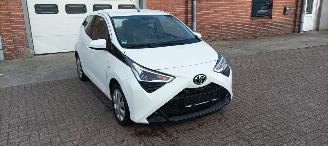 Damaged car Toyota Aygo 1.0-VVT-i 72pk X-Play airco elektrische buitenspiegels met verwarming Centrale vergrendeling met afstandsbediening Led koplampen led achterlichten Hoogglans buiten design Deelbare achterbank getinte ruiten 2018/9