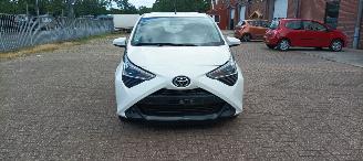 skadebil auto Toyota Aygo Facelift 1.0-VVT-i 72pk X-Play uitvoering Airconditioning Led koplampen led achterlichten Leren stuurwiel met radio bediening Elektrische ramen Elektrische-spiegels met verwarming Centrale vergrendeling met afstandsbediening 2018/9