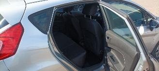Ford Fiesta 1.5-TDCI Airconditioning Led koplampen Parkeersensoren voor en achter Elektrische inklapbare buitenspiegels met verwarming en led verlichting Stoelverwarming Leren stuurwiel met radio bediening picture 17