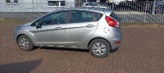 Ford Fiesta 1.5-TDCI Airconditioning Led koplampen Parkeersensoren voor en achter Elektrische inklapbare buitenspiegels met verwarming en led verlichting Stoelverwarming Leren stuurwiel met radio bediening picture 4