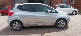 Kia Venga 1.6 Automaat Keyless-entry Climatecontrol Stoelverwarming stuurwiel met radio bediening 4xElektrische ramen Elektrische inklapbare buitenspiegels met verwarming Privacy glas Parkeersensoren achter trekhaak 16-inch velgen Mistlampen armsteun voor Links en picture 7