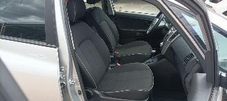 Kia Venga 1.6 Automaat Keyless-entry Climatecontrol Stoelverwarming stuurwiel met radio bediening 4xElektrische ramen Elektrische inklapbare buitenspiegels met verwarming Privacy glas Parkeersensoren achter trekhaak 16-inch velgen Mistlampen armsteun voor Links en picture 18