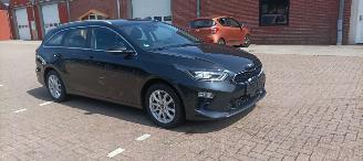 Unfallwagen Kia Ceed Sportswagon 1.6-CRDI 136pk JBL Dab Navigatie Climatecontrol Leren Sportstoelen -Memory Elektrische-Achterklep Blindspot systeem Achteruitrijcamera Full-Led koplampen Led achterlichten 2018/9