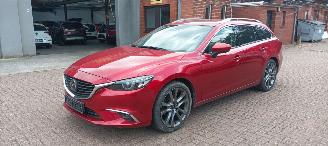 Damaged car Mazda 6 2.2 Automatik 4x4 Leder Navi Led-Koplampen Led-Achterlichten Stoelverwarming Lichtautomaat Privacyglas keyless Entry 2015/2