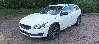Auto incidentate Volvo V-60 Cross Country 5-Cil 2.4 190pk Automatik 4x4 Leder Navi Xenon Led Climatecontrol CruiseControl Stoelverwarming Lichtautomaat Privacyglas Regensensor Trekhaak 2016/11