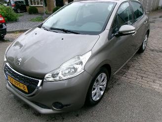 Voiture accidenté Peugeot 208 1.4 I ACTIVE CLIMA NAVI 5 DEURS GEEN SCHADE 2012/6