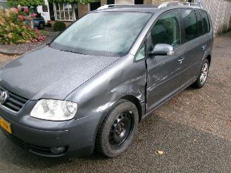 skadebil auto Volkswagen Touran 1.6-16V FSI HIGHLINE AUTOMAAT 2006/9
