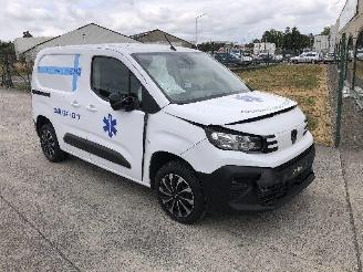 Damaged car Peugeot Partner 1.5 HDI  AUTOMATIQUE 2024/6