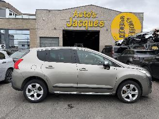 damaged passenger cars Peugeot 3008 1.6 STYLE 2013/6