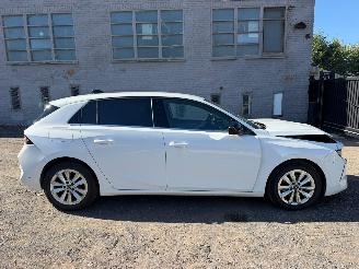 krockskadad bil auto Opel Astra ELEGANCE 2023/4