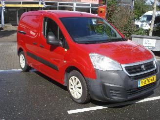 uszkodzony samochody ciężarowe Peugeot Partner EURO 6 AIRCO 1.6hdi 2017/5