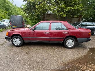 Dezmembrări autoturisme Mercedes 200-serie 230 E 1986/1