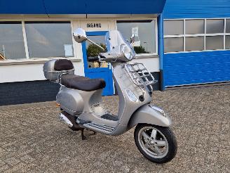 skadebil bromfiets Vespa  LX 4T 4V TOURING 2013/1
