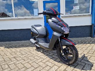 krockskadad bil bromfiets Peugeot  KISBEE 2025/7