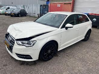 krockskadad bil auto Audi A3 1.6 TDI Ultra 16V Hatchback 4Dr Diesel 1.598cc 81kW (110pk) FWD 2013-09/2015-04 (8VA; 8VF) CRKB 2013/11