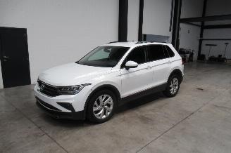 damaged passenger cars Volkswagen Tiguan LIFE 2022/10