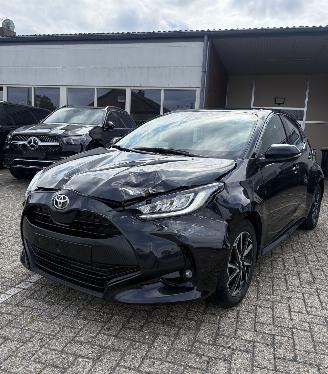 Schadeauto Toyota Yaris 1.5L VVTi 130 Hybride * LED*HeadUp*Trekhaak*Navigatie*Keyless* 2024/2