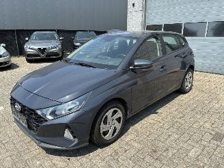 krockskadad bil auto Hyundai I-20 HYUNDAI I20 1.0I AUTOMAAT 2022 2022/11