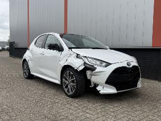 krockskadad bil auto Toyota Yaris 1.5 Hybrid glasdak automaat 2022/1