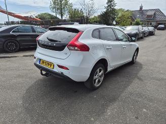 krockskadad bil auto Volvo V-40 2.0 T2 2016/6