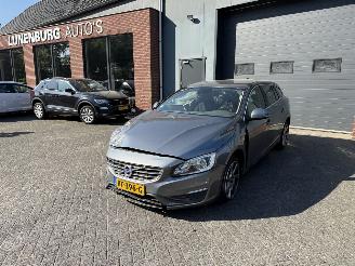 Vaurioauto  passenger cars Volvo V-60 1.5 T3 Momentum  AUTOMAAT Stationwagen 5-dr. 2016/1