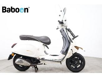 krockskadad bil bromfiets Vespa  Primavera 45KM 2017/11