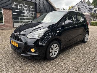 Vaurioauto  passenger cars Hyundai I-10 1.0i I-Motion Comfort 2014/11