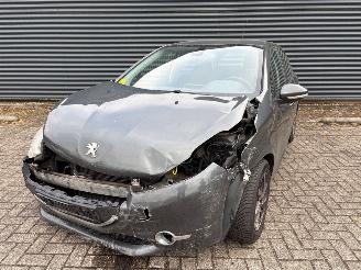 krockskadad bil auto Peugeot 208 208 I (CA/CC/CK/CL) - 1.6 e-HDi FAP Hatchback  Diesel 1.560cc 68kW (92pk) 2013/3