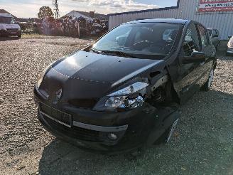 Purkuautot passenger cars Renault Clio 1.6 Schwarz NV676 2006/10