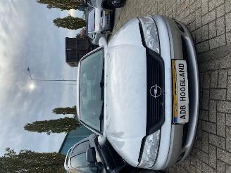Vrakbiler auto Opel Vectra B (36) Sedan 1.6 16V Ecotec (X16XEL) [74kW] 5-BAK 2001/1