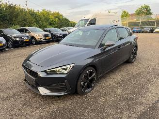 krockskadad bil auto Cupra Leon Leon 150pk Pano Kuipstoelen sfeer verlichting 2023/1