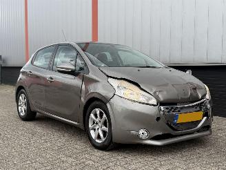 krockskadad bil auto Peugeot 208 1.4 e-HDi Blue Lease 2012/1
